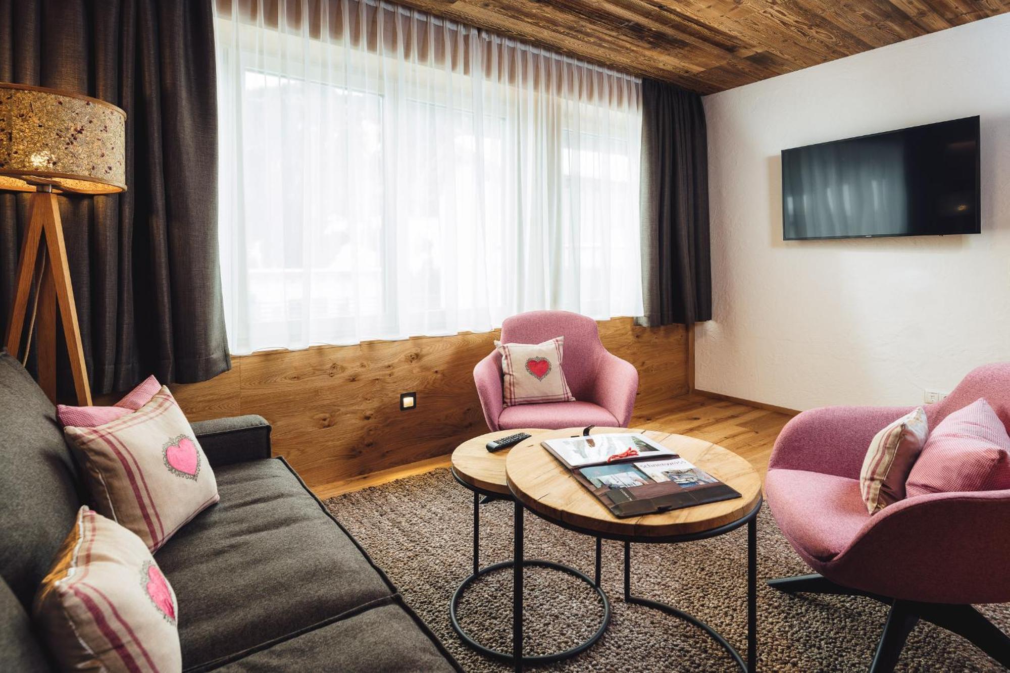 Schneeweiss Lifestyle - Apartments - Living Serfaus Room photo